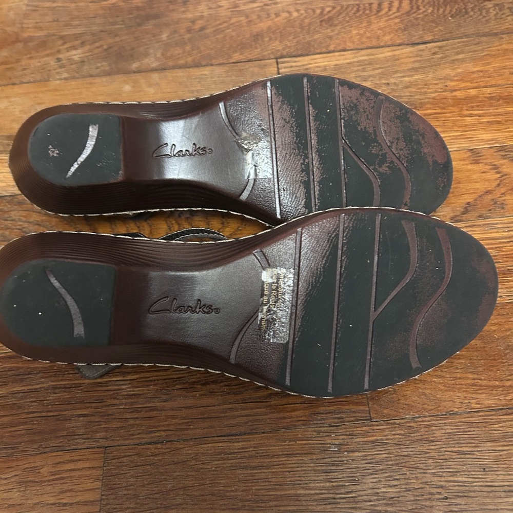 Clarks Women's Dark Brown T-Strap Sandals - Picture 8 of 8
